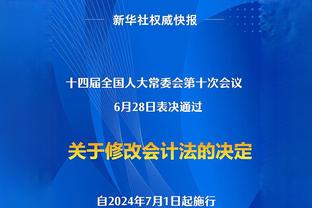 在中国香港比赛中场休息时面对球迷高呼“messi”，梅西招手回应